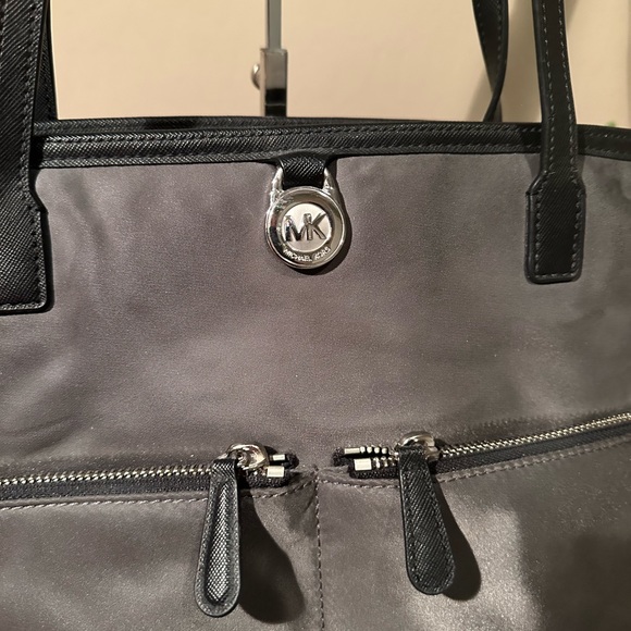 Michael Kors Designer Medium Gray Nylon Shoudler Tote Handbag W/ Outer Pockets - Picture 3 of 13